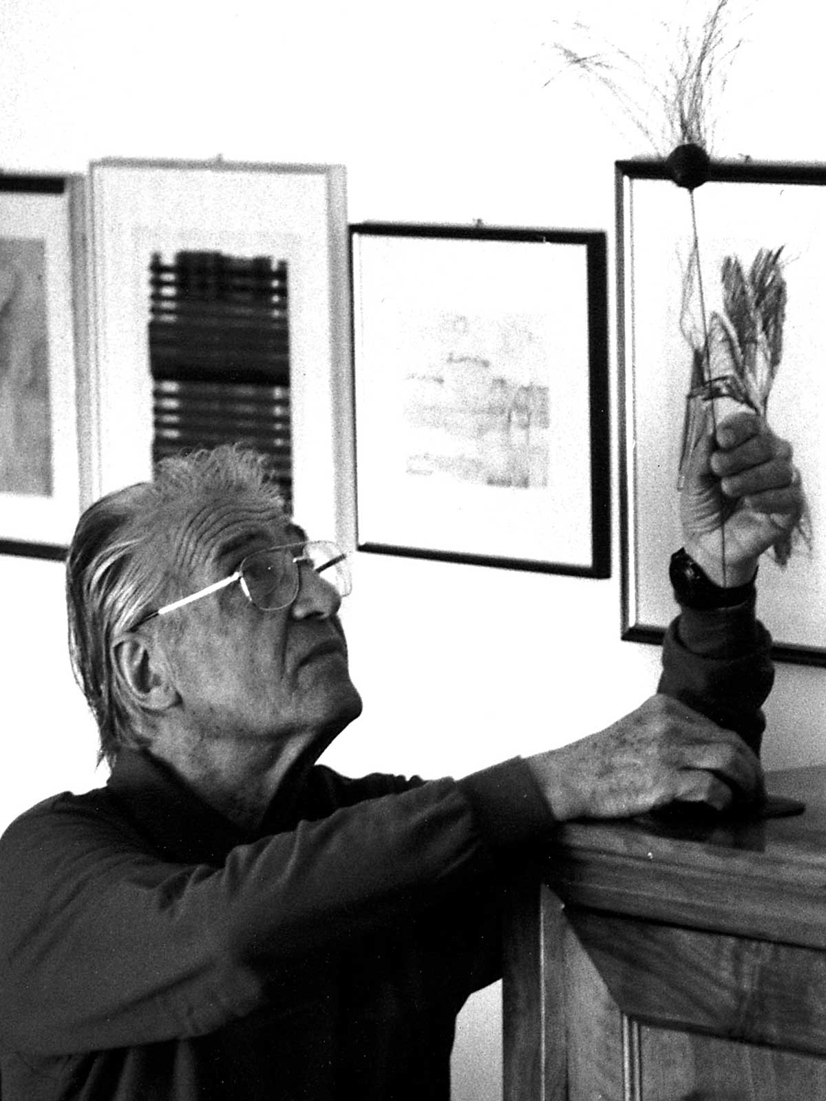 L'artista negli anni Novanta, sempre al lavoro con i suoi materiali creativi 